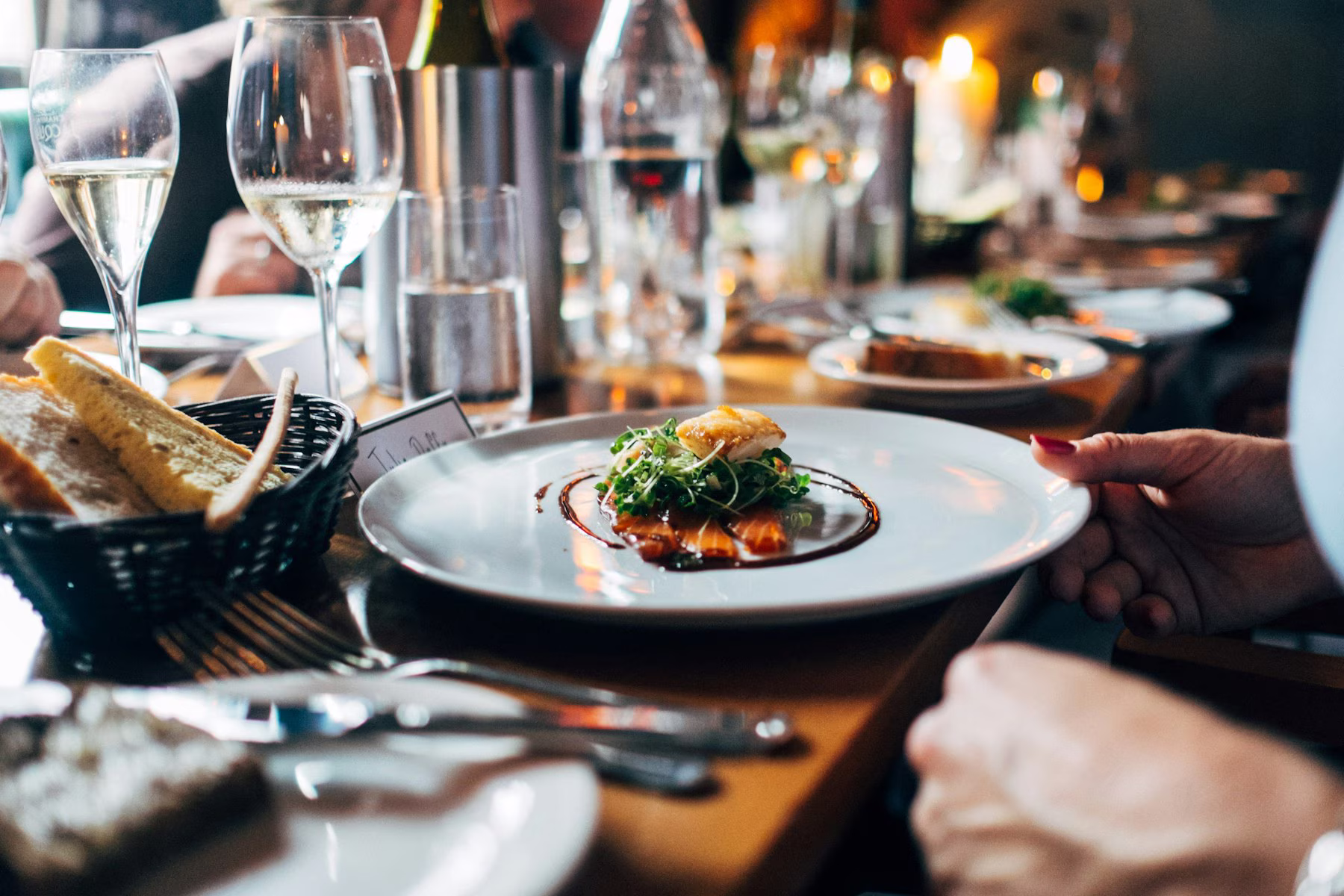 Restauracja w mieście Białystok — sezonowe danie przygotowane z dbałością o detal — rytm serwisu