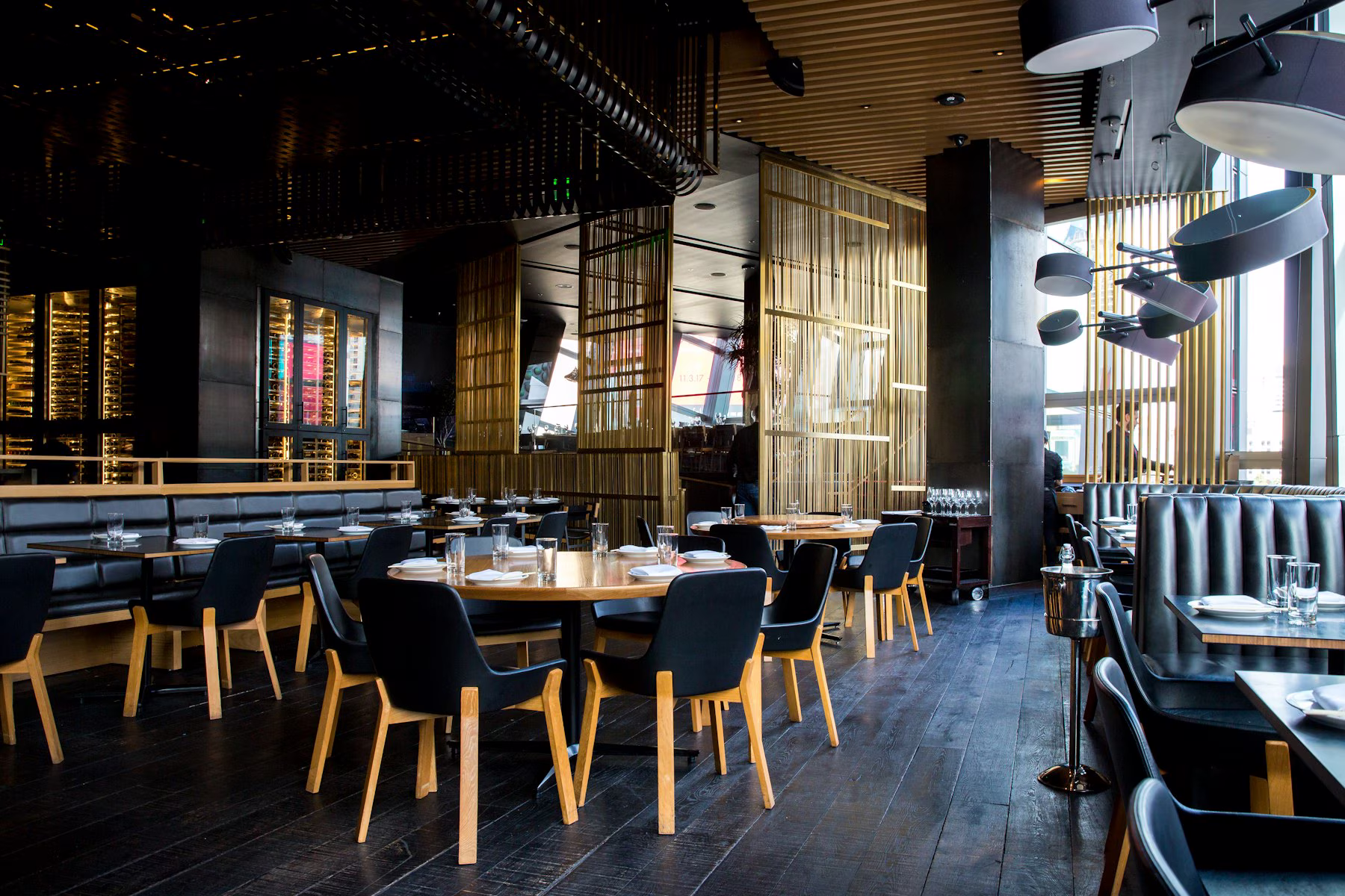 Restauracja w mieście Białystok — kameralne wnętrze przygotowane na wieczorną kolację — widok otwierający